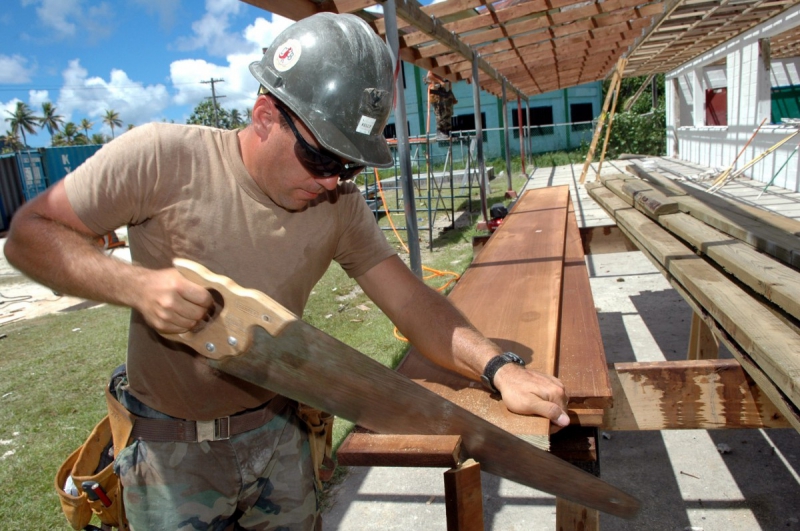 menuisier-VILLEFRANCHE SUR MER-min_worker_construction_building_carpenter_male_job_build_helmet-893290